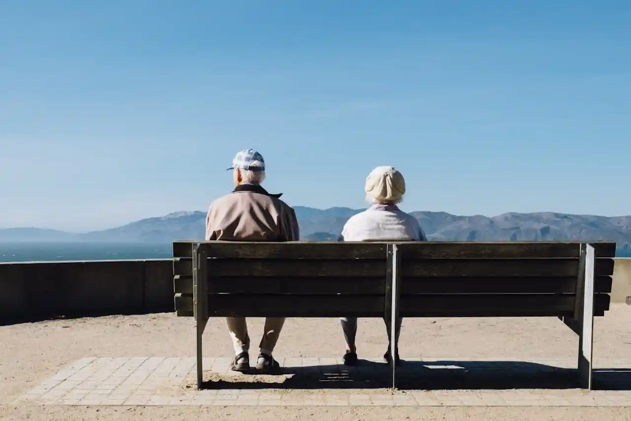 Senior genießt Ruhe am Meerblick mit Glück Auf Engel